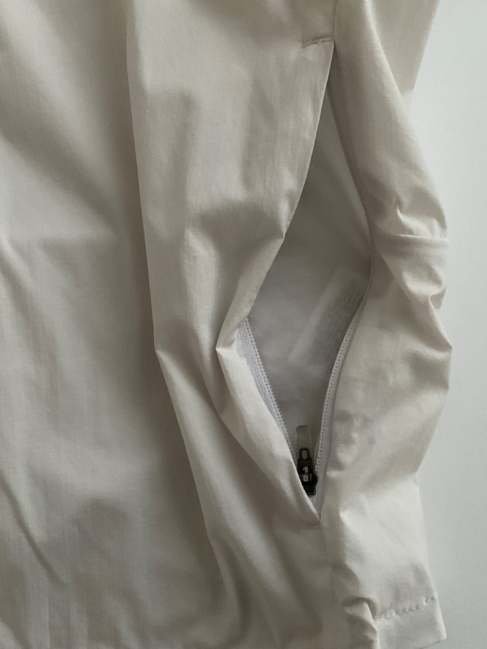 Nike Women's Running Shield Jacket Sz S White Packable Windbreaker Gorpcore - Picture 9 of 16
